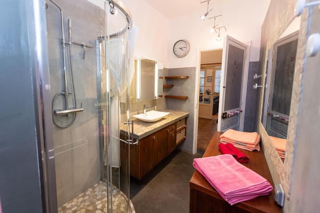 Anna-Maria : Grand Appartement 10 Personnes+Parking Prive -Actif+ Location- Marseille Luaran gambar