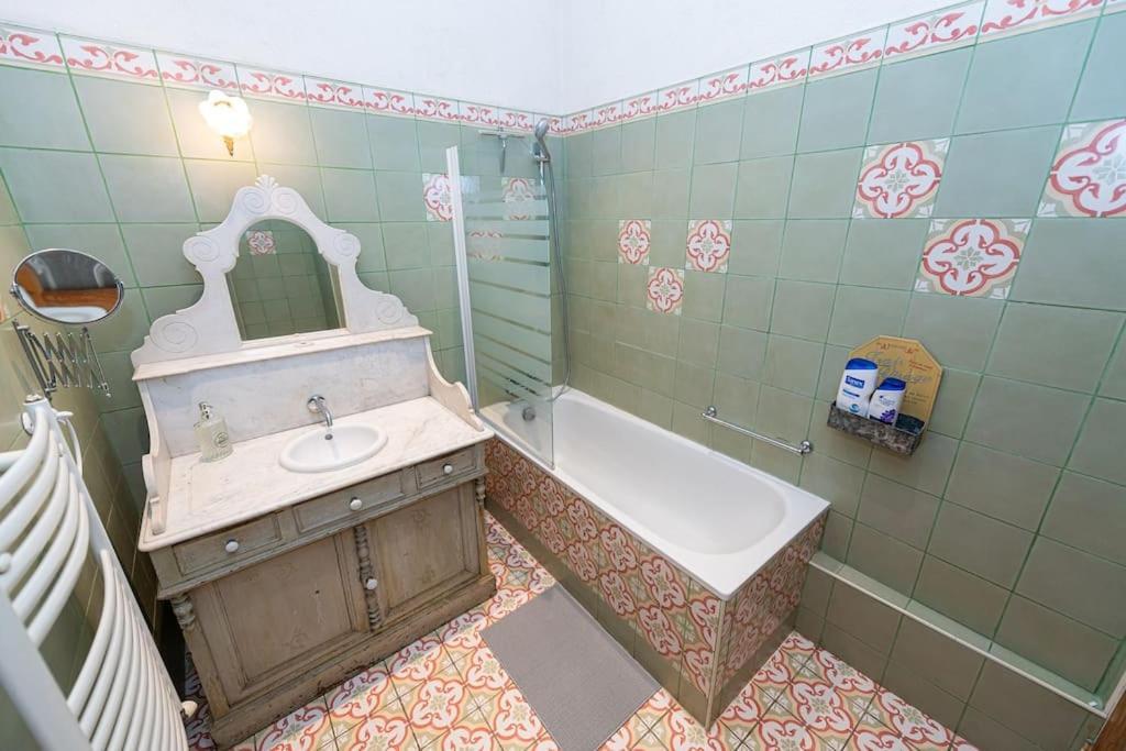Anna-Maria : Grand Appartement 10 Personnes+Parking Prive -Actif+ Location- Marseille Luaran gambar